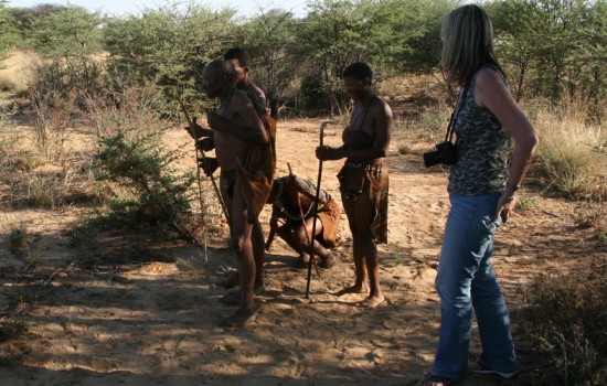 Bosjesmensen in de Kalahari (Namibië)