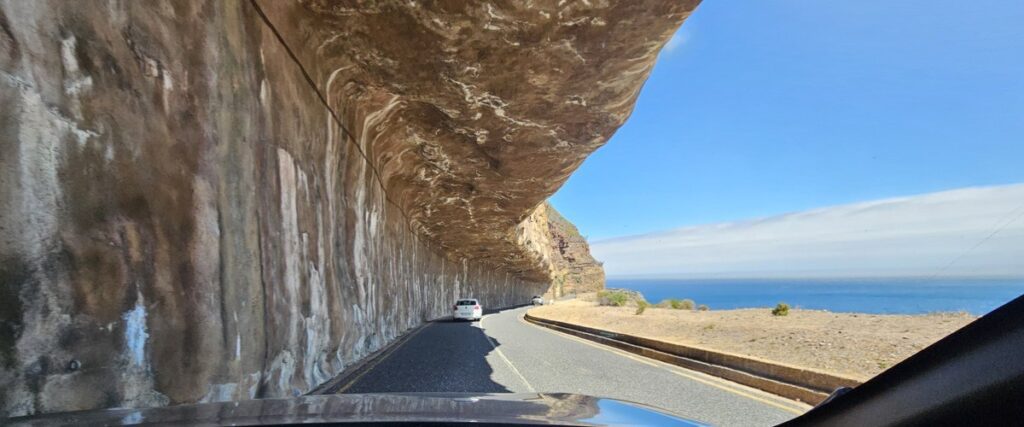 bergweg langs de overzeese kust kaapstad